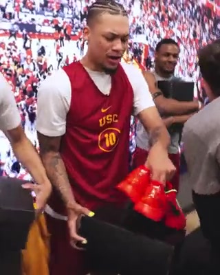 瓦妮莎贈送南加州大學(xué)男、女籃球隊特別定制版科比6，紅色很驚艷