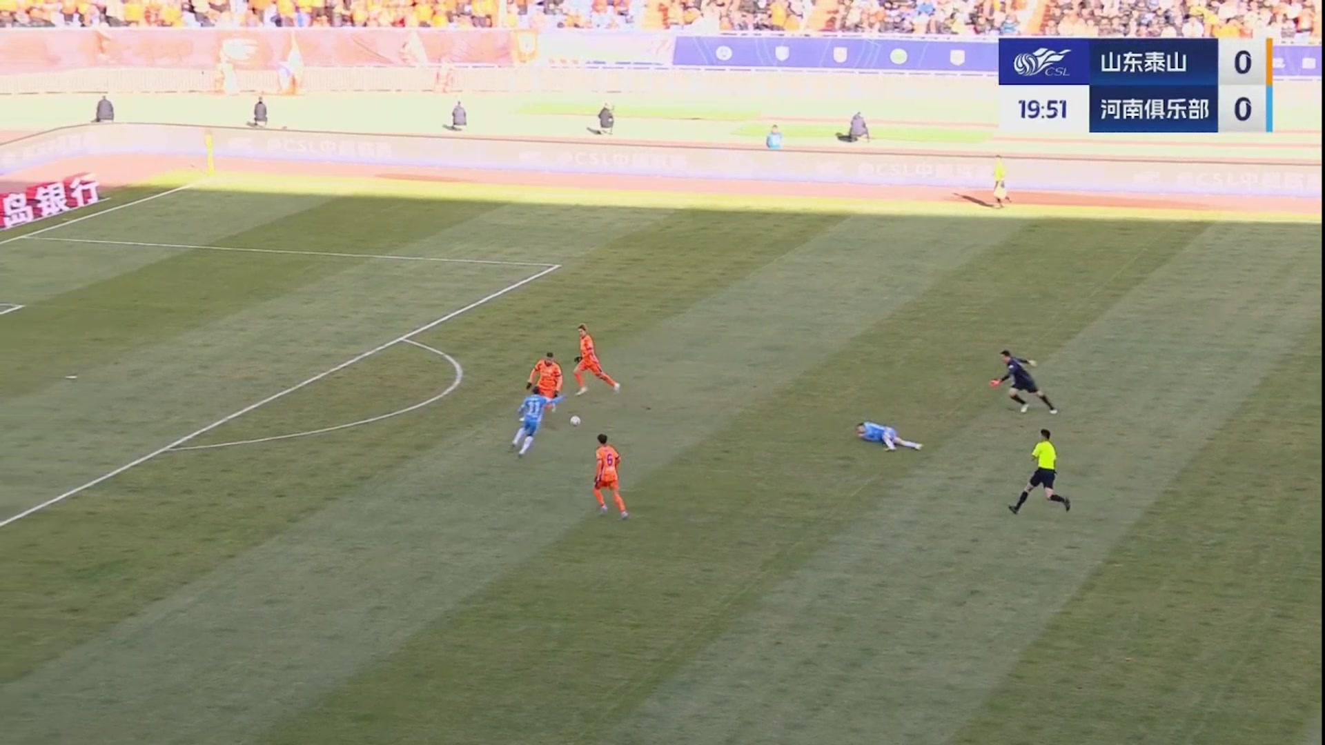 太魯莽了！王大雷出擊踢倒劉鑫瑜，VAR介入后改判直紅