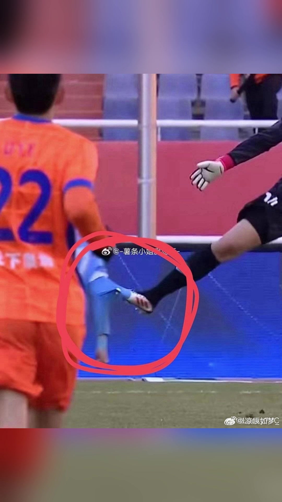 你怎么看？有球迷認(rèn)為王大雷的鞋子被劉鑫瑜褲子勾到了