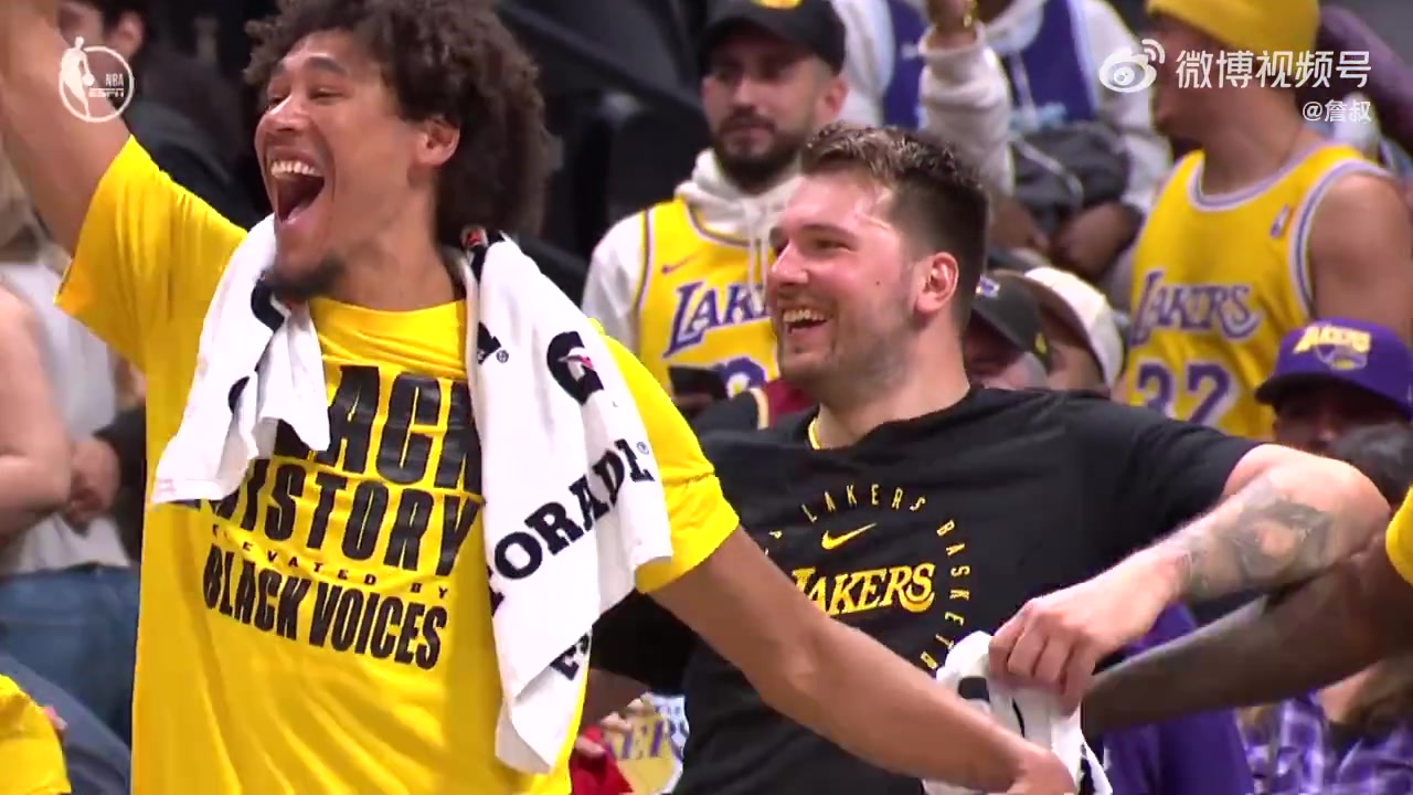 這是看到了老詹的進球？東契奇和海斯等人直接集體起立了！