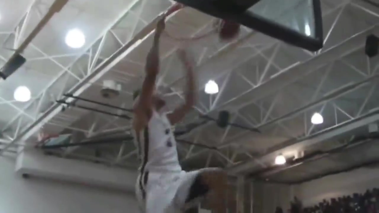 黑歷史！名場面：庫里空中連續三次扣籃，籃球險些入網！