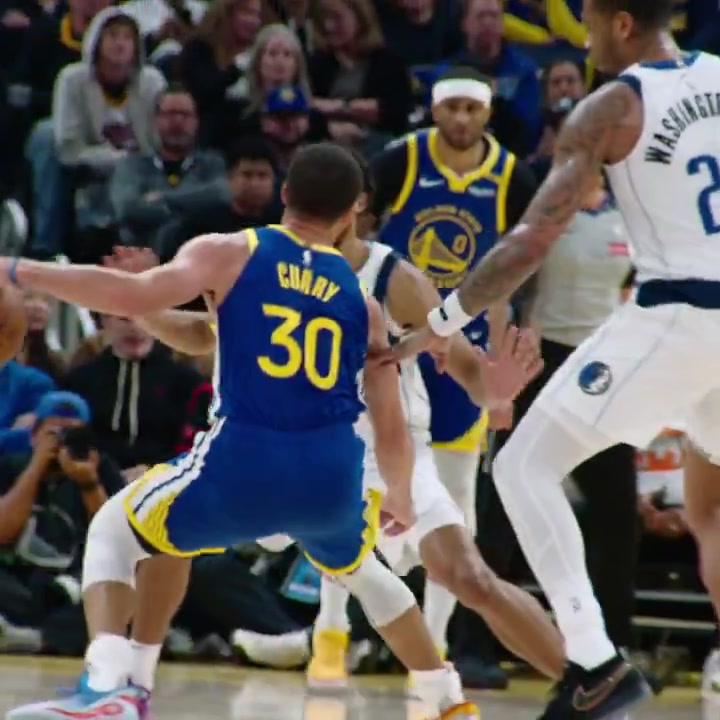 還是忘不了他！庫里冷血三分后做出晚安，眼睛死死盯著克萊的方向