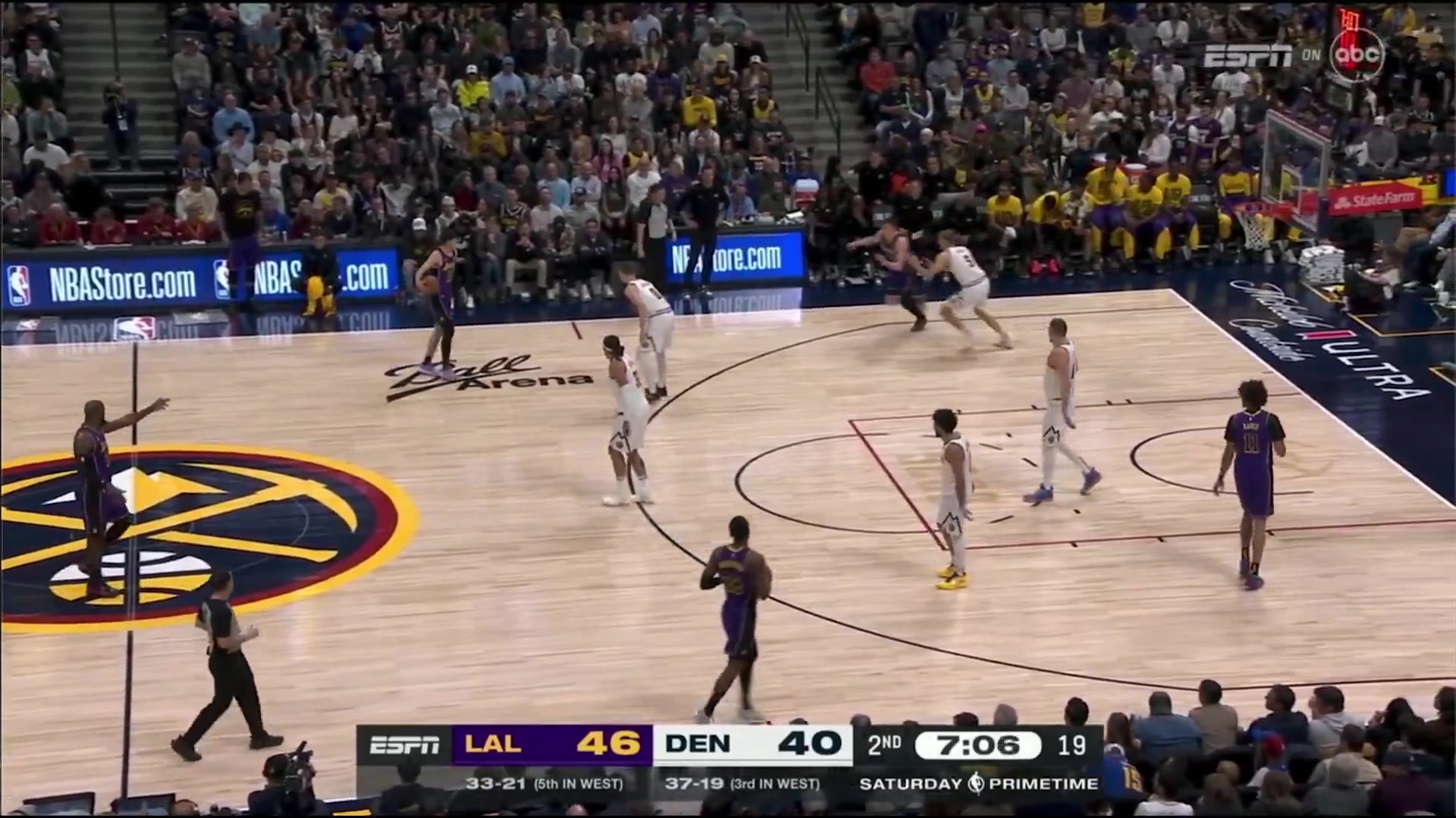 頂級籃球智商！掘金將飲水機球員泰森換上，詹姆斯立馬指揮里夫斯點名單打他！