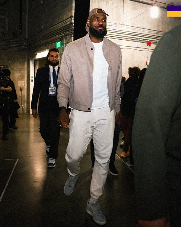 詹姆斯因受傷而退休 但仍首次亮相！擁抱歐文并與咖喱聊天