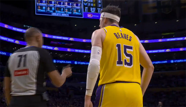 里夫斯憤怒地批評了裁判 并被開除 湖人隊的暴風雨突然在第三季度發生了變化